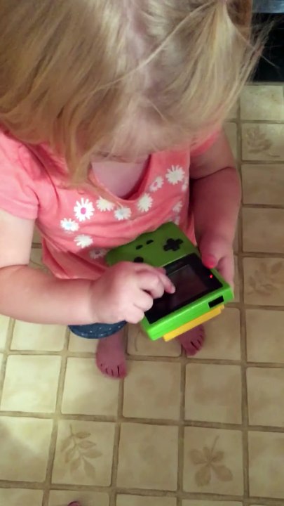 Une petite fille pense qu'une Gameboy Color se...