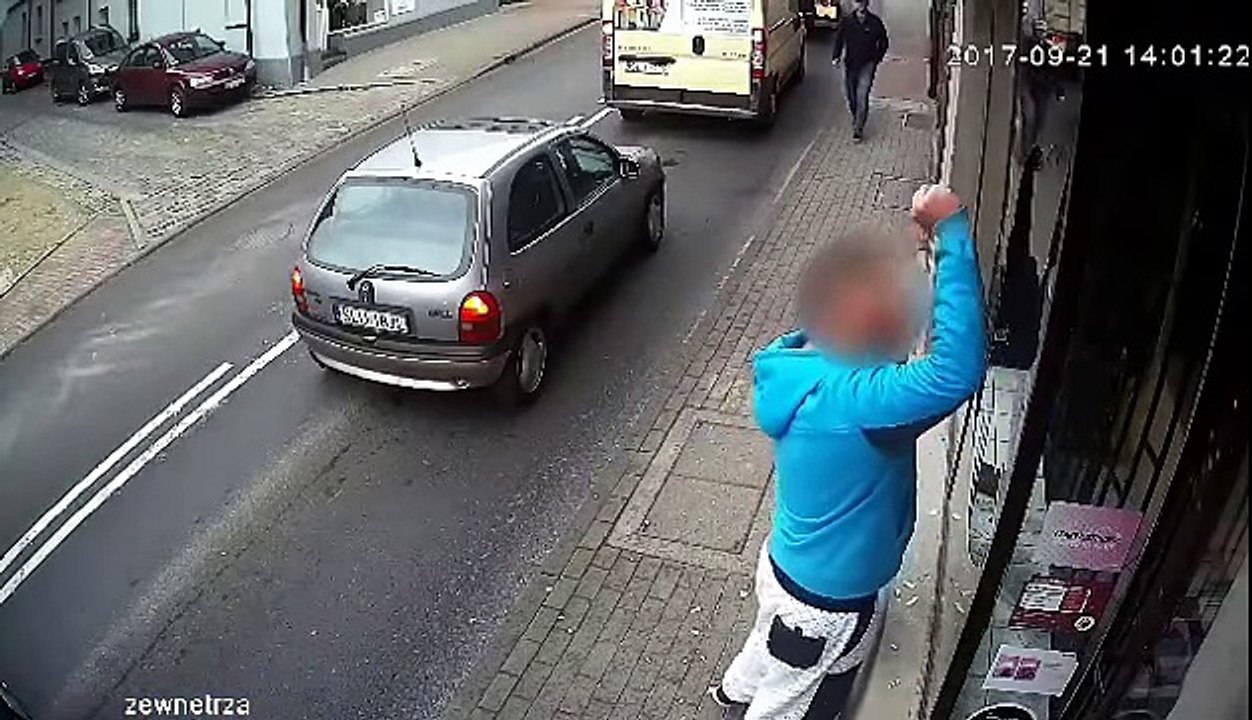 Karma : il brise des vitres et sera punit directement !