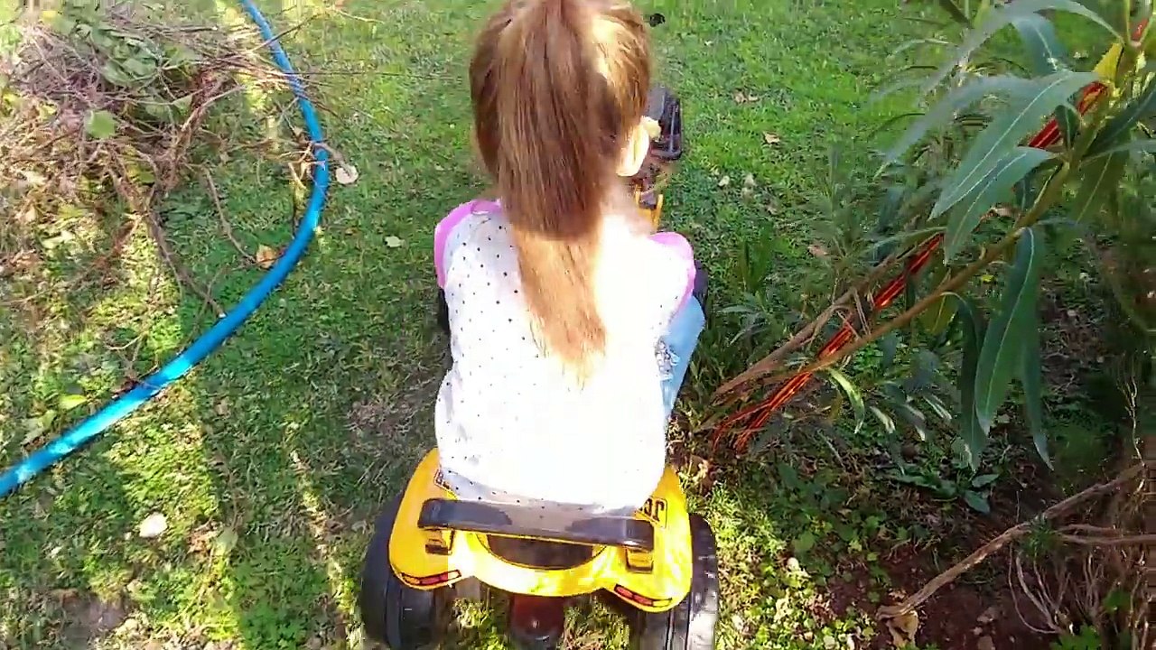 Elif iş makinası ile iş yapıyor kum ,toprak taşıyor , eğlenceli çocuk videosu