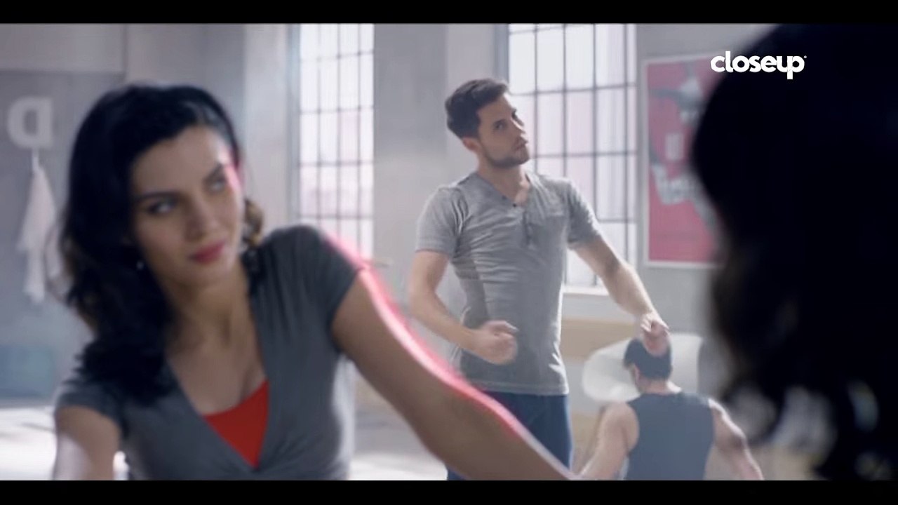 Win  a chance to star in the next Closeup ad by sending us your #FirstMove Selfie (Bengali)