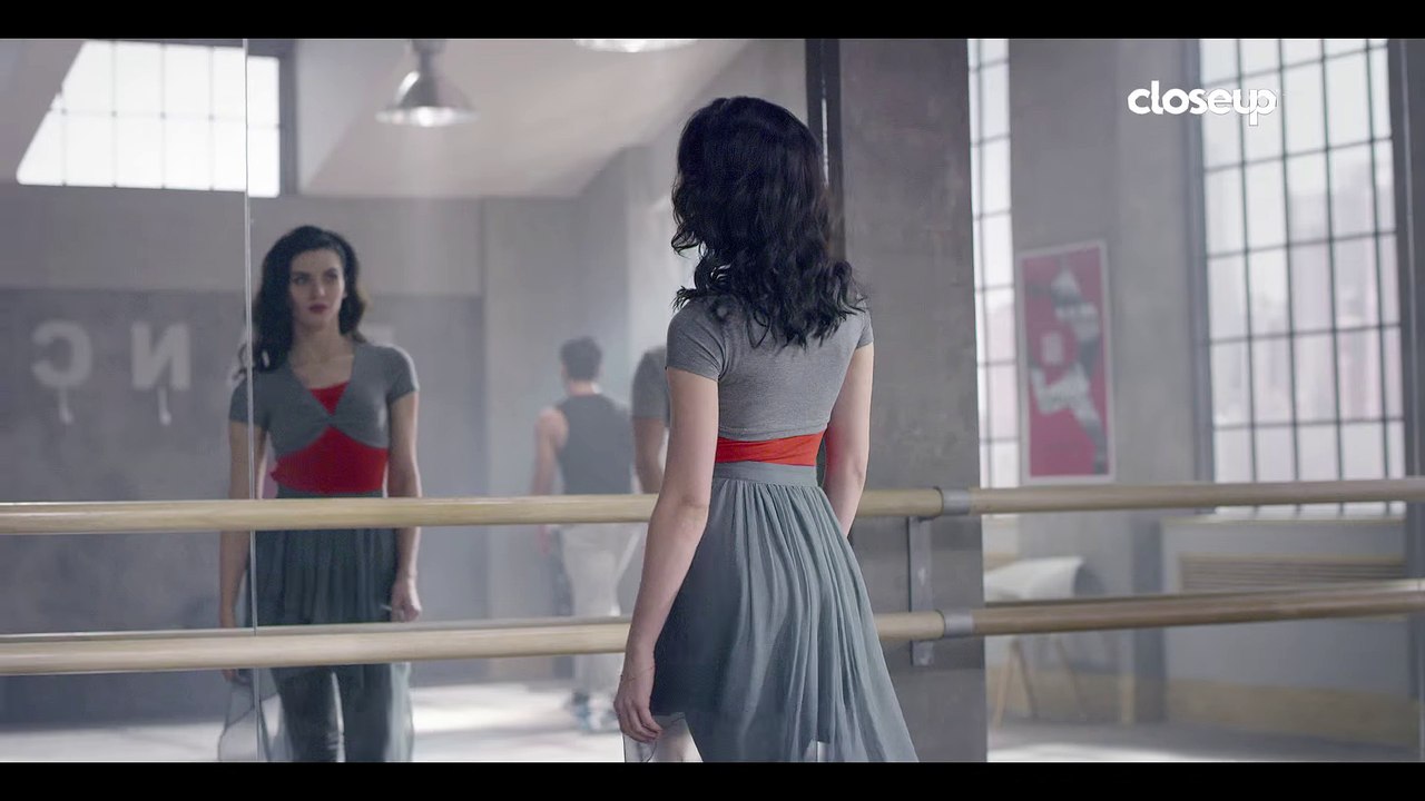 Win  a chance to star in the next Closeup ad by sending us your #FirstMove Selfie (English)