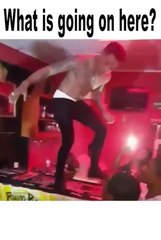 Mais c'est quoi cette danse de dingue... Ca doit faire très mal!