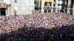 Castellers entren a la plaça de Sant Jaume de Barcelona amb una pancarta que diu 'Democràcia'