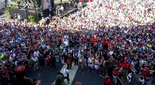 L'impressionant cant de 'Els segadors' durant la desfilada gegantera a la plaça de Sant Jaume