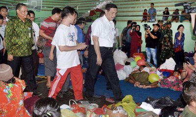 Luhut Cek Pengungsi Terdampak Erupsi Gunung Agung