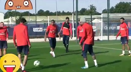 El caño de Neymar a Mbappé : a Verrati no pudo contener las risas.