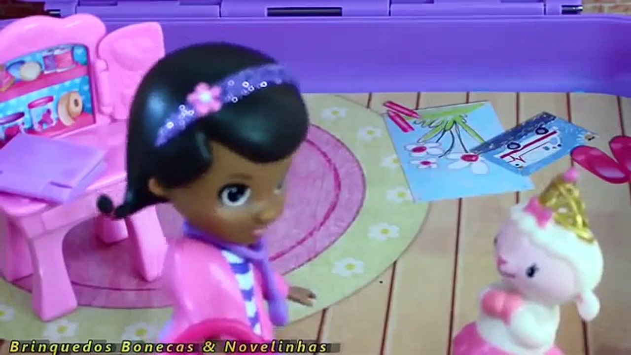 Candy Cat amiga da Peppa Pig toma banho chocolate Doutora Brinquedos Doc McStuffins Bath Time