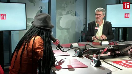 Edouard Elvis Bvouma, lauréat du Prix Théâtre RFI 2017, au micro de Pascal Paradou