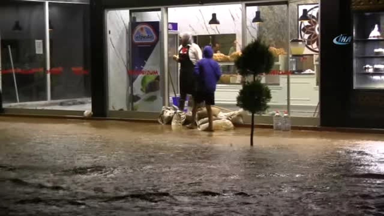 Artvin Valisi Ömer Doğanay Şiddetli Yağışlardan Zarar Gören Arhavi İlçesinde İncelemelerde Bulundu