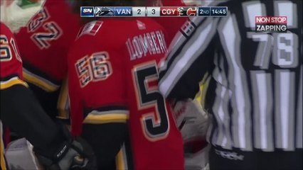 Un gardien de hockey sur glace sort un arrêt extraordinaire ! (vidéo)