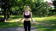 Une ex-pornstar sexy fait le buzz sur Youtube en faisant de la corde à sauter (vidéo)