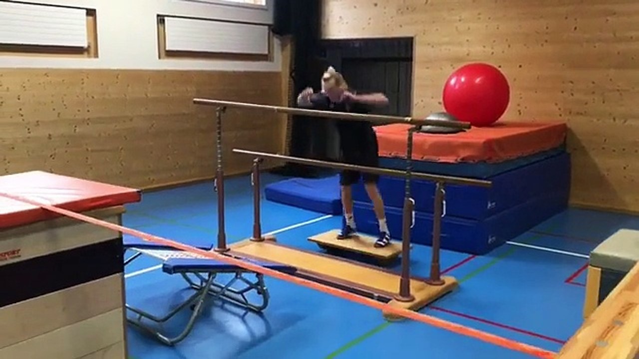 Il se lance dans un parcours impressionnant pour nous montrer ses talents d'équilibriste