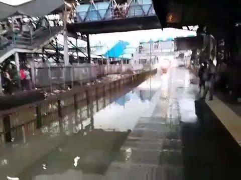Un train traverse une gare inondée à toute vitesse