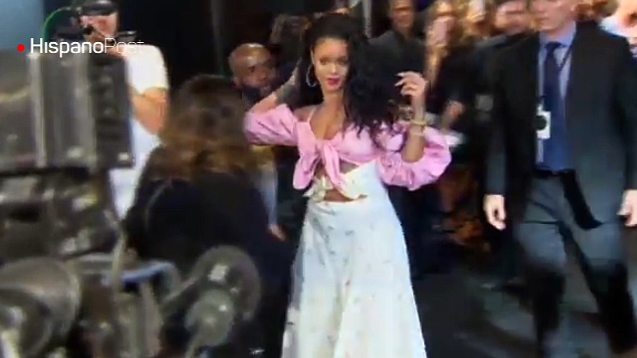 Una sonriente Rihanna presenta en Madrid su línea de cosmética