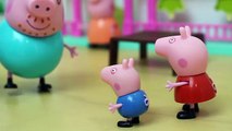 Peppa Pig brincando na lama com George Pig e Papai Pig!