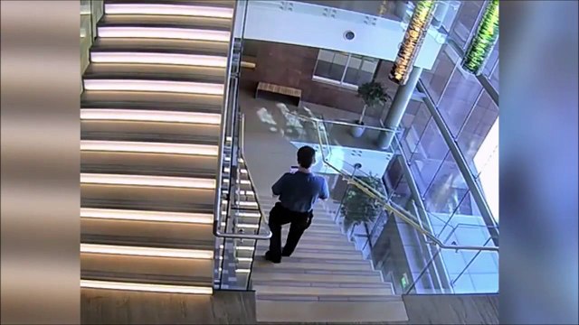 Il fait une énorme chute dans les escaliers et se relève tranquillement!