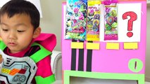 仮面ライダーエグゼイド自販機！チョコやお菓子やガシャットが出るダンボールおもちゃ【こうちゃん】Kamen Rider cardboard vendig machine! Toys & Snacks!