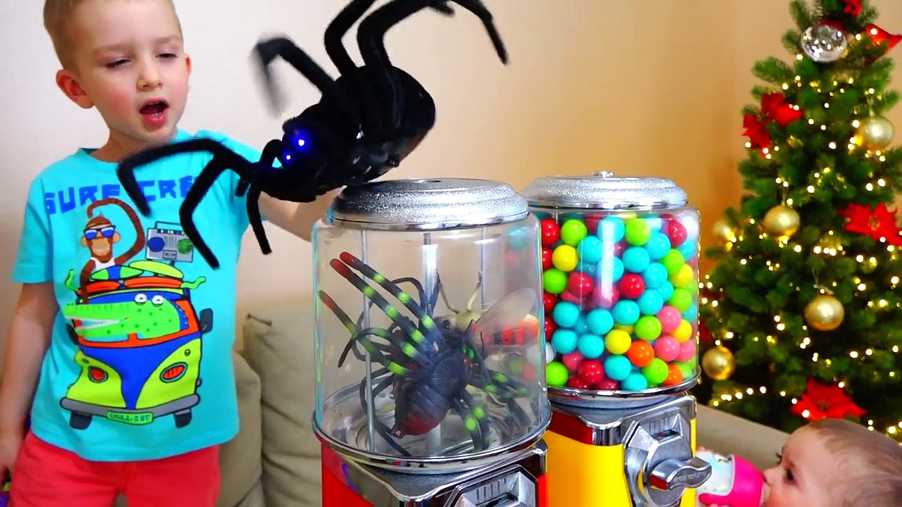 Bad Baby Transform Giant Dubble Bubble Gumball Machine - Giant Spider Attack Kids