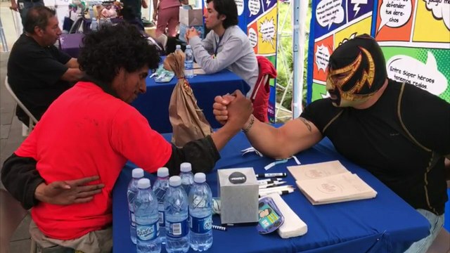 Ciclistas, luchadores y artistas reparten ánimo en México