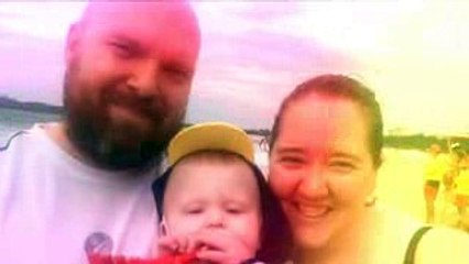 UN BEBÉ LE DA EL ÚLTIMO BESO A SU MADRE ANTES DE SER DESCONECTADA DEL SOPORTE VITAL