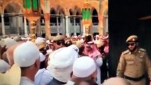 Kabe imami Seyh Mahir Kabeye gelisi ve namaz icin kamet getiriliyor. Metin Demirtas. Imam Masjid Al Haram - Sheikh Mahir Muayqali. Imam Makkah Sheikh Mahir. Kamet nasil okunmali? Harameyn usulü kamet. Iqamat. Kabe müezzini taklidi - Sheik Ali Mullah.