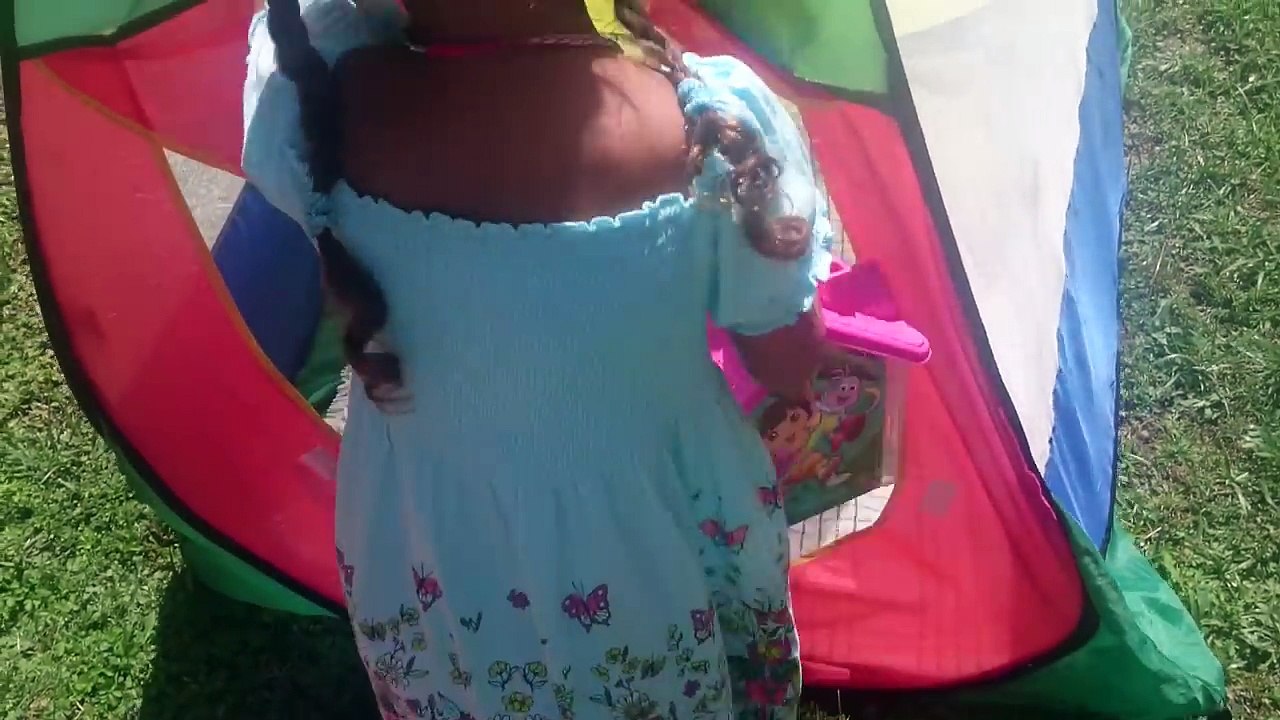 Elif karlar kraliçesi Anna elsa ve  aurora ile bahçede piknik yapıyor