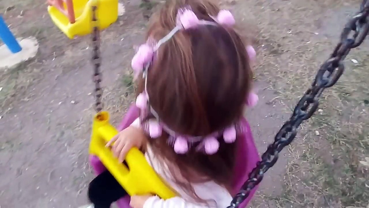 4 Dev top ile parkta oynuyoruz , eğlenceli çocuk videosu