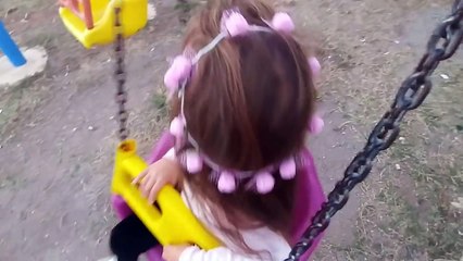 4 Dev top ile parkta oynuyoruz , eğlenceli çocuk videosu