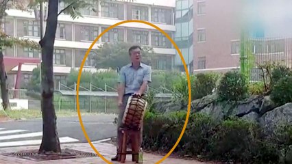 [뉴스큐 이슈스토리] 북 치는 소년...아니고 교감선생님? / YTN