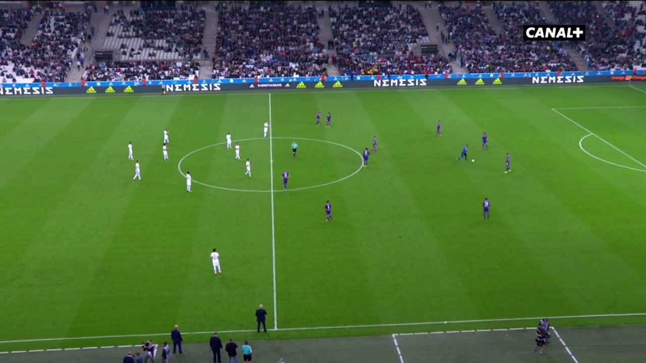 Un supporter de Marseille prend le ballon au coup d'envoi et va marquer un but