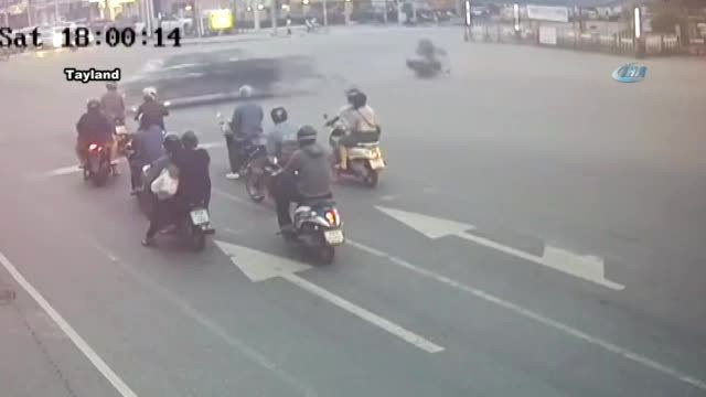 Motosiklet Sürücüsü Metrelerce Sürüklendi