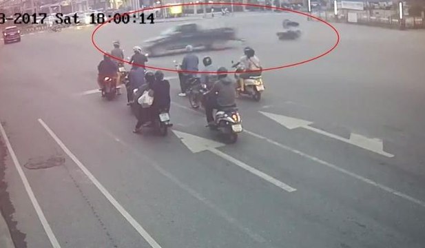 Korkunç kaza: Motosiklet sürücüsü metrelerce sürüklendi