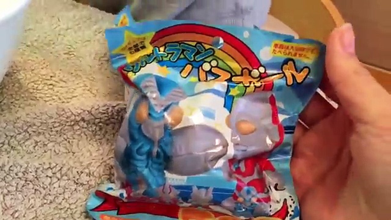 ウルトラマンのバスボール！ウルトラセブンのフェイスパック、クッキー、ゴモラの指人形であそぶ【こ...