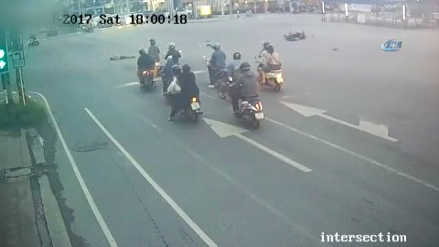 Motosiklet Sürücüsü Metrelerce Sürüklendi