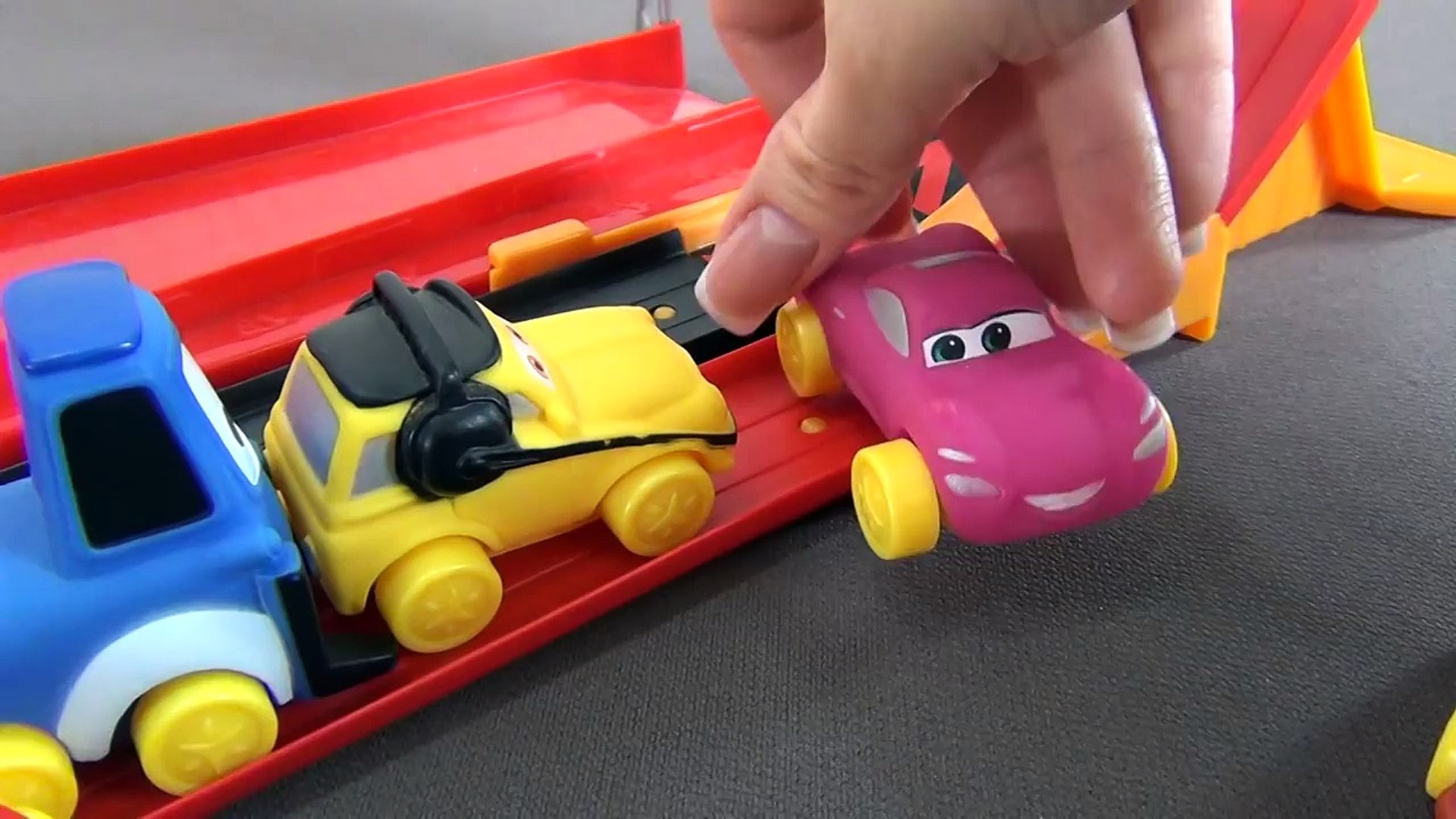 Jugando con los juguetes Disney dibujos animados the Cars. Rayo McQueen ha atascado en un trampolín - video dailymotion