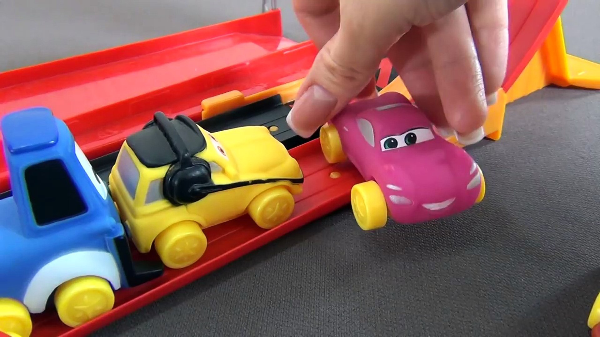 Jugando con los juguetes Disney dibujos animados the Cars. Rayo McQueen ha  atascado en un trampolín - video Dailymotion