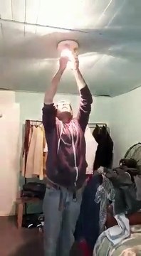 Il parvient à allumer une ampoule avec ses fesses