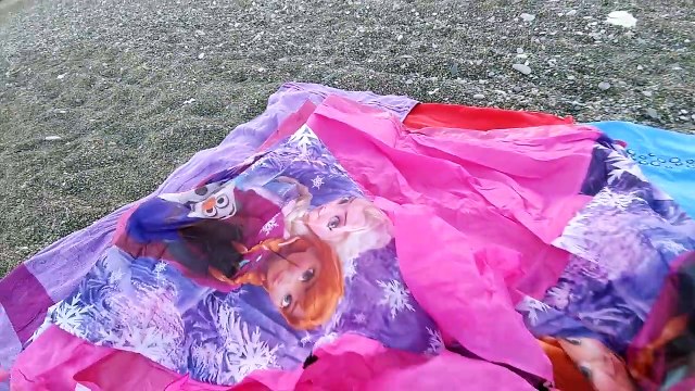 elsa ve elif plajda çadırda uyuyorlar, eğlenceli çocuk videosu