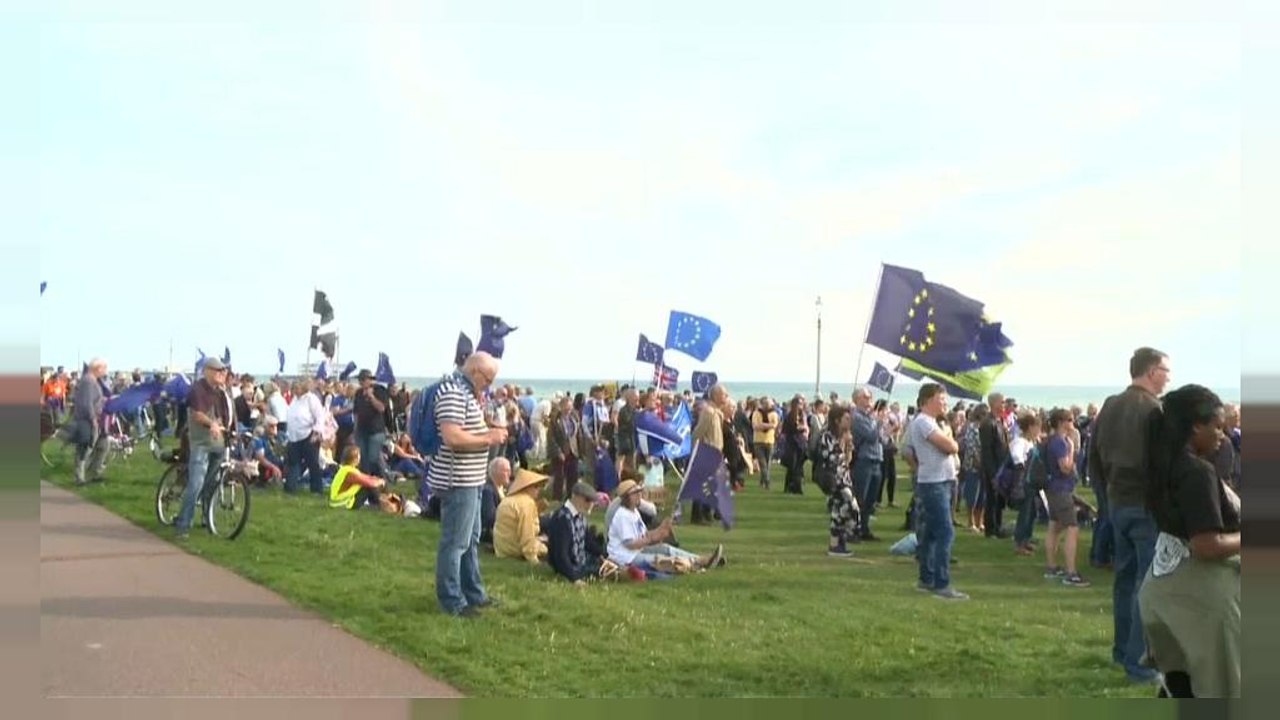 Gli anti-brexit alzano la voce