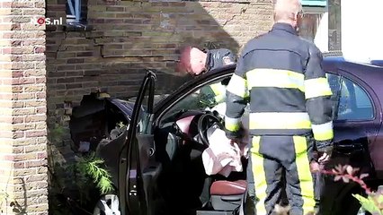 Automobilist ramt moskee in Heerenveen (video)