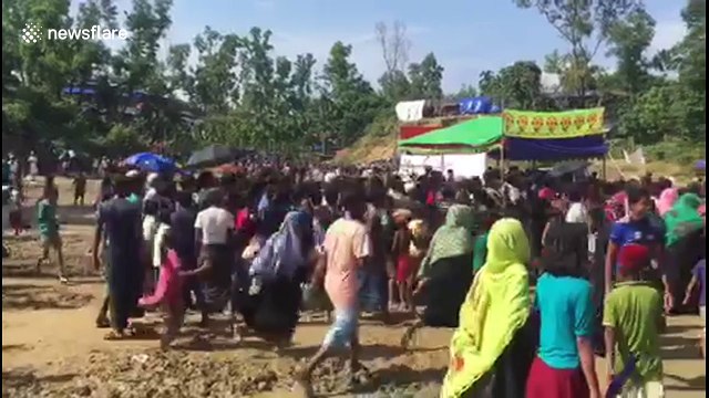 Hundreds of Rohingya refugees queue for aid in Bangladesh