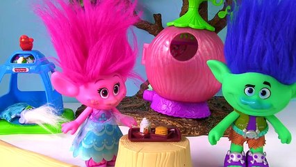 Cutting Open Trolls Movie Poppys Slime Belly to Get out Snakes and Toys | Fizzy Toy Show