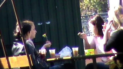 Девушки обедают за столом, отдыхают на природе