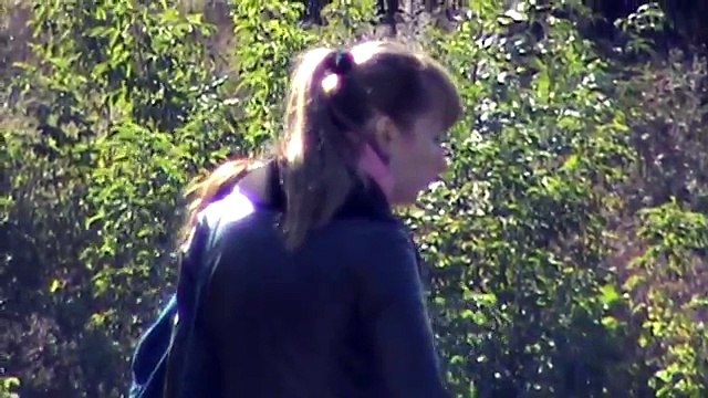 Люди на берегу кормят уток в реке, река Орлик, город Орёл