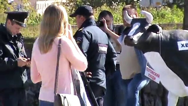 Люди на площади и корова, город Орёл, площадь Ленина