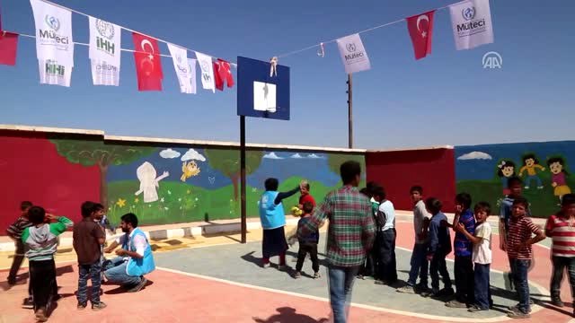 Suriye'de Savaşta Doğmuş Çocuklara Sınırsız Şenlik