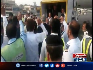 Nawaz Sharif makes his way to home