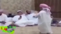 قزم سعودي يرقص في غاية الانسجام وفجأة صار فيه شي يموت من ضحك