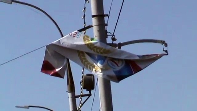 На столбу сорванный плакат на мосту, город Орёл, красный мост