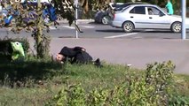 Мужик бомж отдыхает на траве в городе Орле, город Орёл